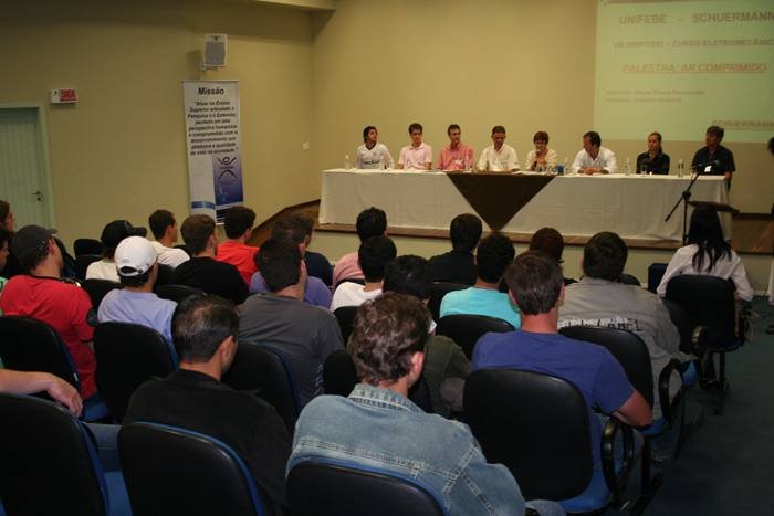 Simpósio na Unifebe com participação da Max Target